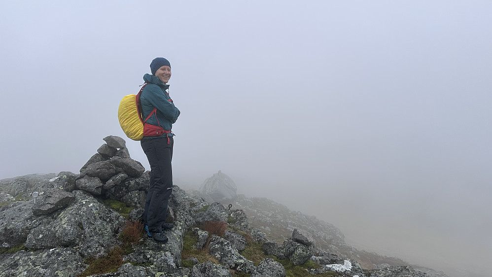 Skodde! Men også glimt av fjella og naturen rundt i små glimt! Treng ikkje meir for å nyte heile turlivet og det det fine fellesskapet!