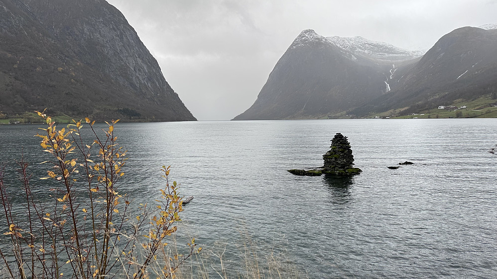 Vatnet har steget langt opp på Varden ved Kjøsnesbrua. Skodda ligg lavt og Tverrfjellet er ikkje å sjå idag heller!