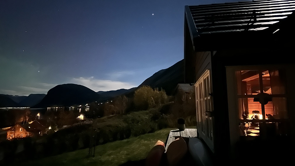 Nordlys og nesten ein fullmåne