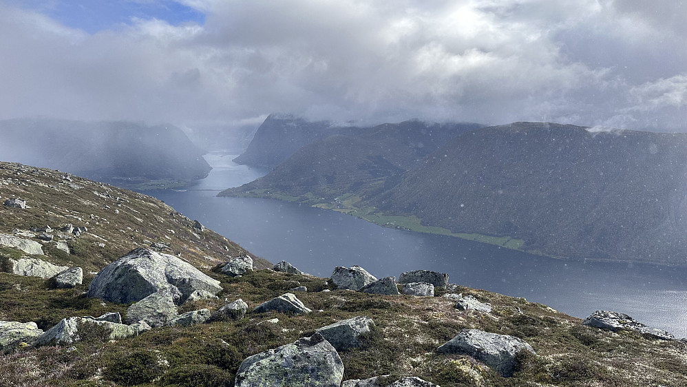 Mot Kjøsnesfjorden