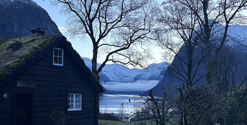 Kjøsnesfjorden ligg morgen vakker og stille! 