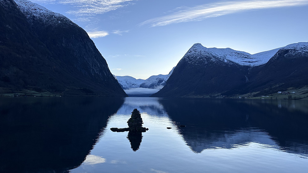 Kjøsnesfjorden ligg morgen vakker og stille! 