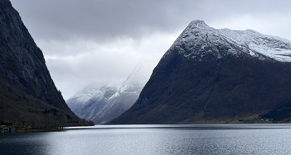 Dei finaste linjer og kontraster i fjella ved Kjøsnesfjorden i Jølster. 