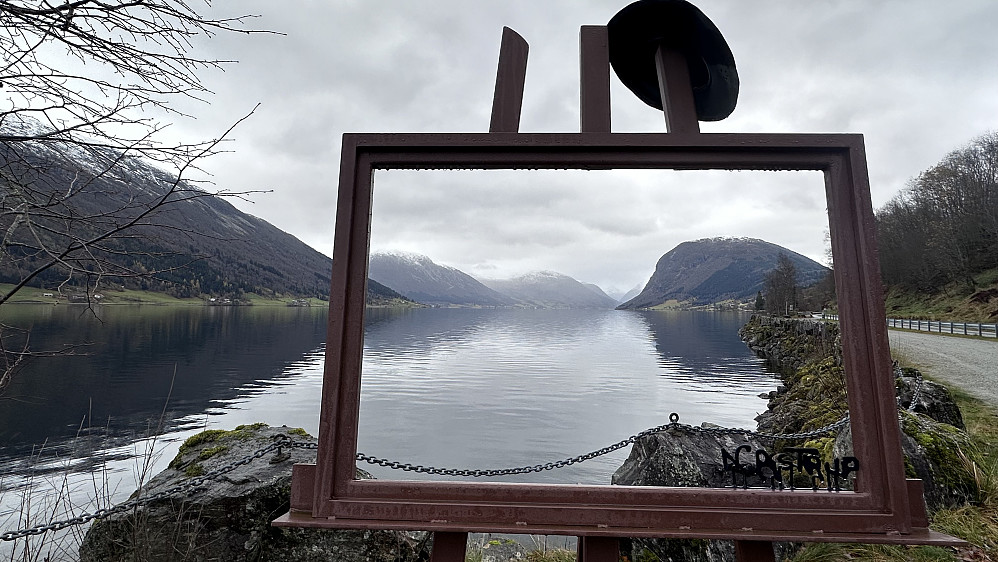 Heime igjen etter nydelig åleinetid og stille tid langt vekke ifrå "verdensbildet"! Ei klok gammal dame på nesten 100 år og som var ei god veninne. Sa til meg, gløym verden ei stund❤️ Då hadde vi diskutert det store bildet ifrå den tid til no! Trur vi alle trenger dei stille og gode øyeblikka som gir mest til sitt eget liv! Gløymer aldri dei orda hennar!