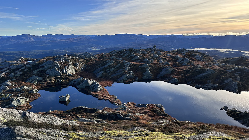 Ifrå toppen av Halbrendsnipa mot varden som ligg litt lågere!
