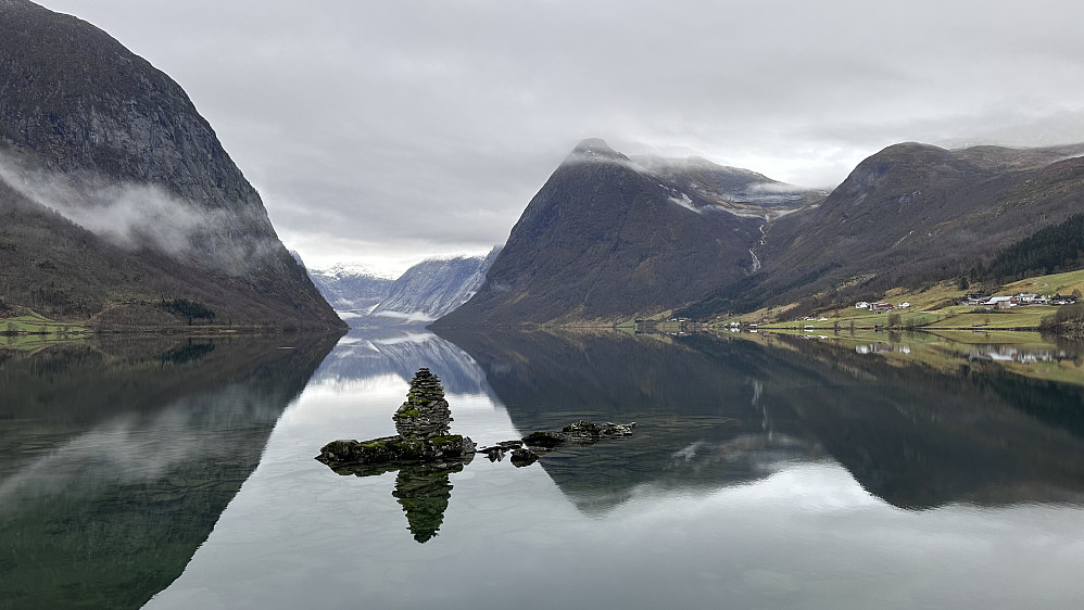 Stille i Kjøsnesfjorden på heimtur! :)