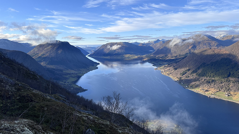 Morgenstund opp mot Vikastøylen. Traff ein på tur på veg ned ifrå Vikastøylen.