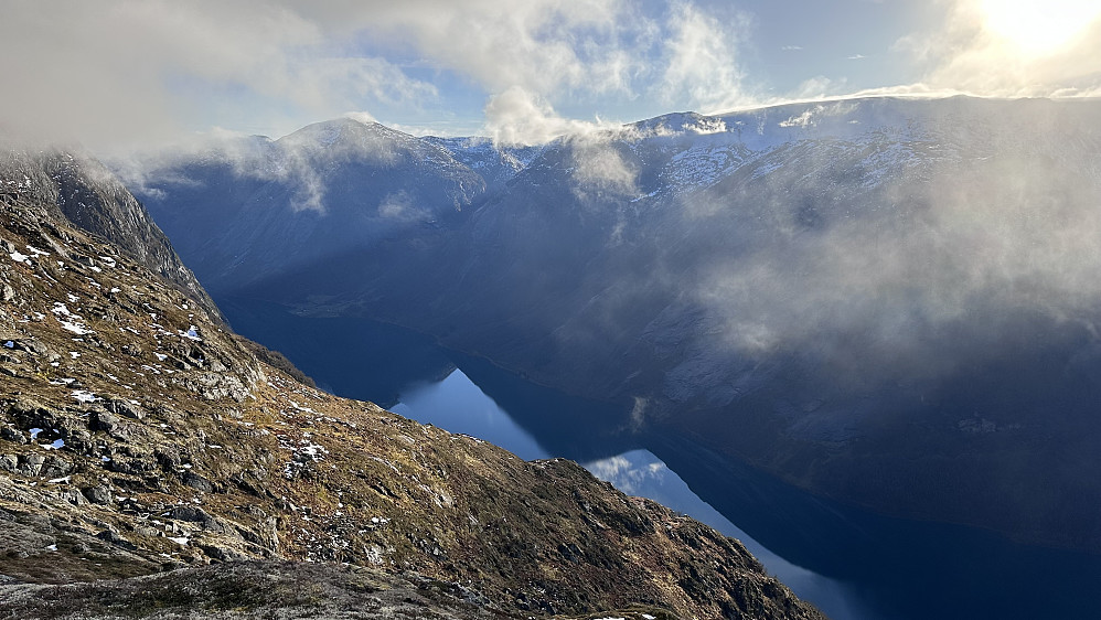 Kjøsnesfjorden og Grovabreen i trolsk skodde!