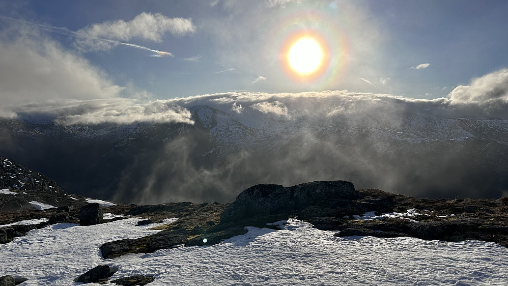 Strålande sol som fortsatt varmer