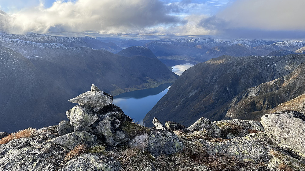 Varden og skuet mot Jølstravatnet