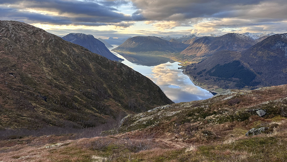 Kvelds stille over Jølstravatnet og skue nedover mot Vassenden!