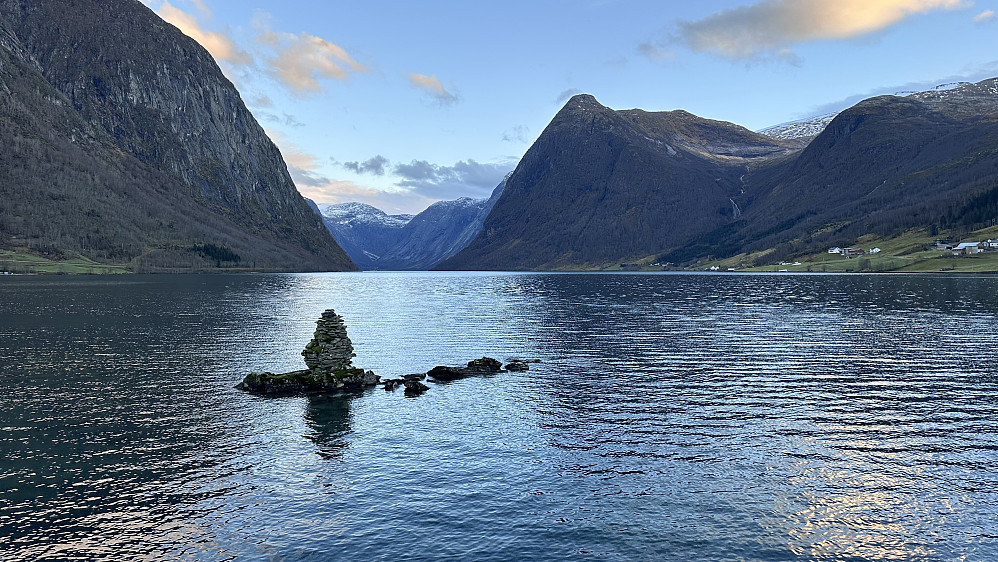 Tek nesten alltid èin stopp og skuer nyansene innover Kjøsnesfjorden! Nesten uvirkelig å tenke tanken på gondolbane der inne mot Jostedalsbreen nasjonalpark! Kjenner rein avmakt til heile sirkuset!