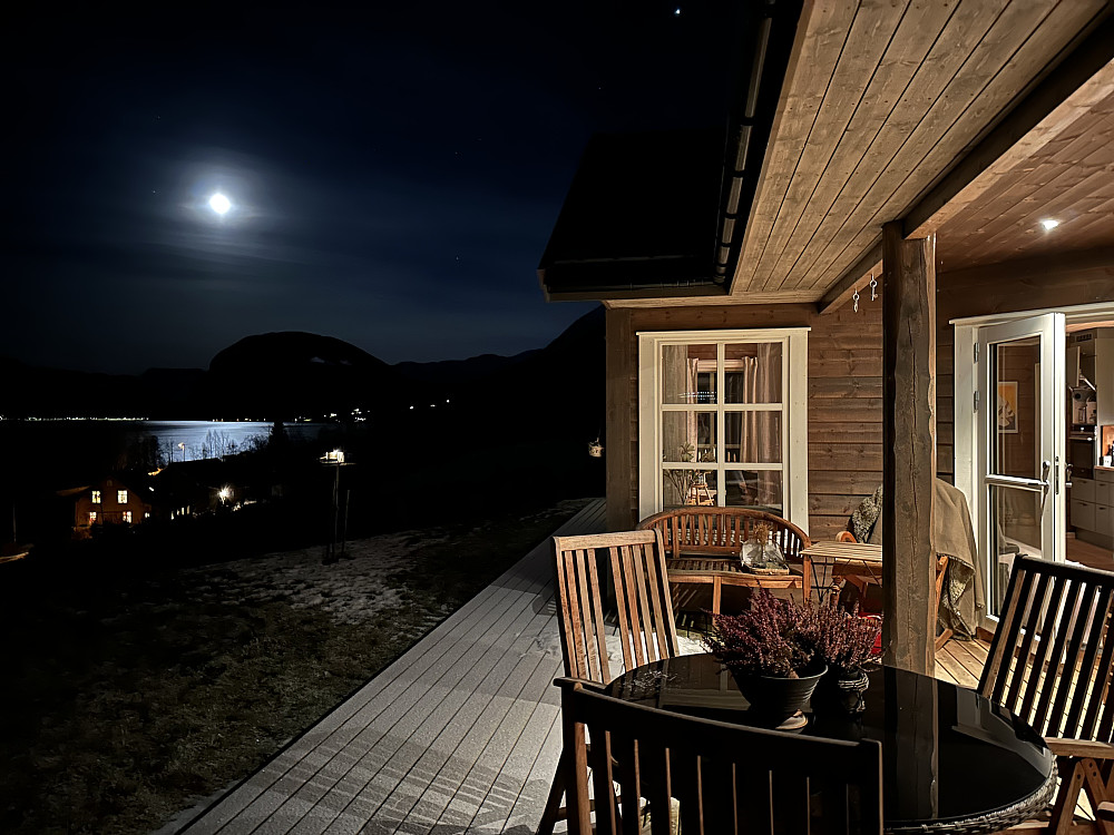 Fint å komme heim å nyte måneskinnet over Jølstravatnet