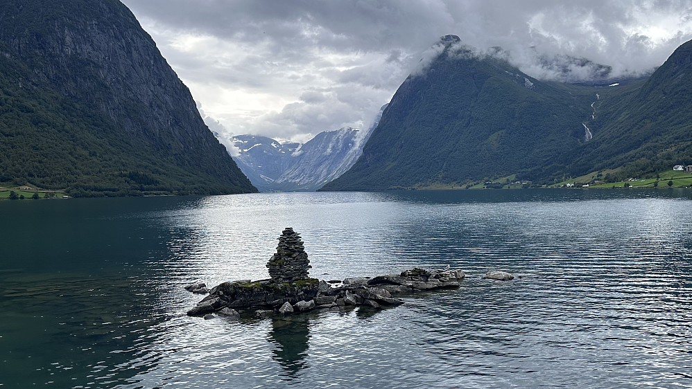 Reiste heimattifrå èin stille og fin Kjøsnesfjord i Jølster
