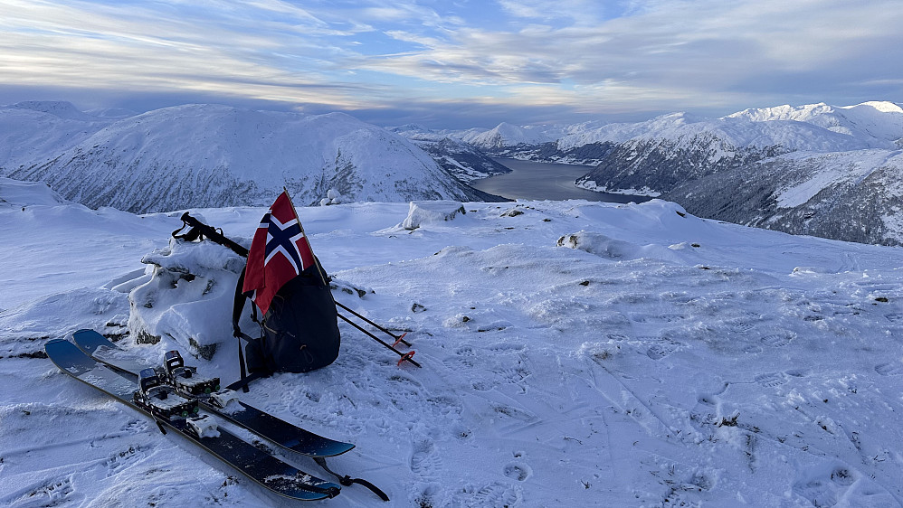 Ved Støylsnova 1072 moh med Olahans -fjellet og Jølstravatnet