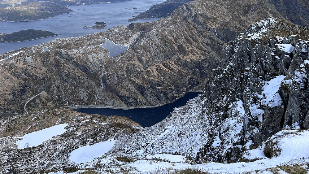 Fantastiske fjell/natur kontraster ifrå toppen av Galsnipa 566 moh mot Stormyrvatnet og fjellryggen opp mot Hornelen 