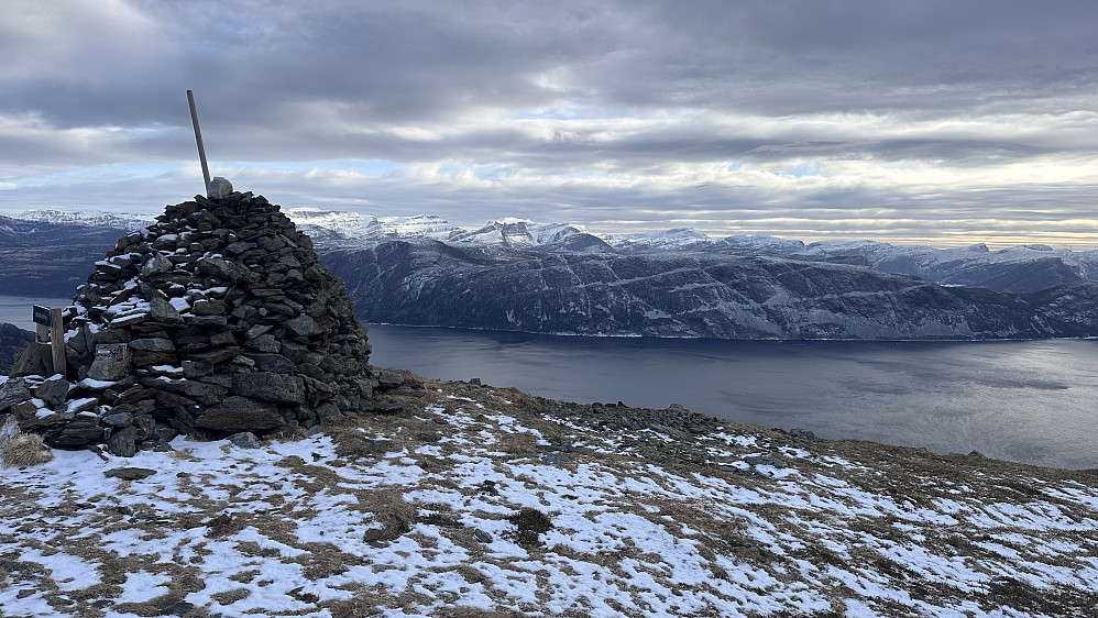 Ifrå Hælkinna mot Marafjellet i Bremanger. 