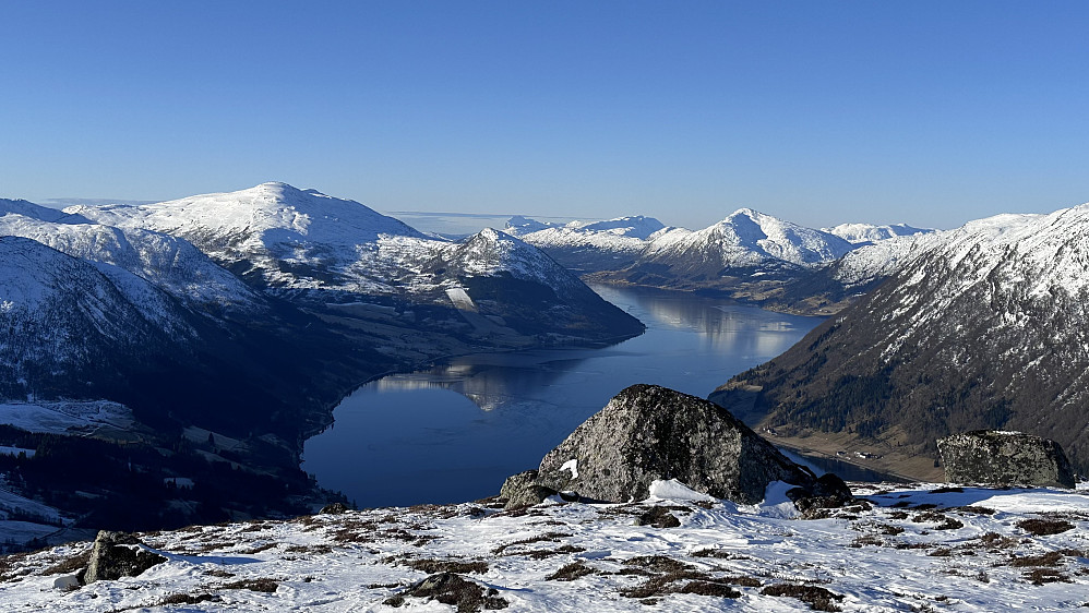 Jølstravatnet ligg speilblankt!