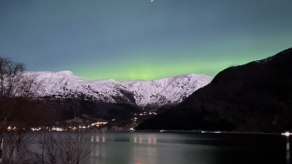 Krydder er nordlyset å skue ifrå tunet etter tur.