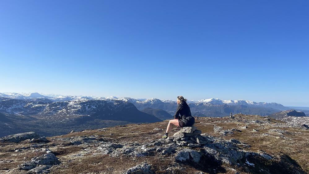 Skue tindane! Det skuet ein setter så umåtelig stort når ein ferdast på tur! 