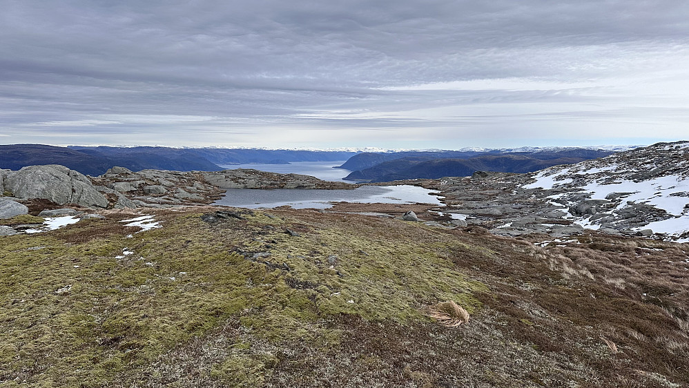 Fine små fjellvatn mot Sognefjorden