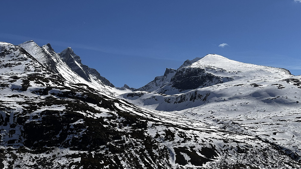 Staselig å sjå dei staselige fjella med alle turminna! 
