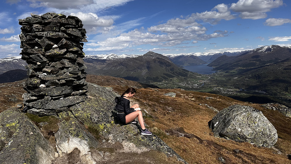 Stille og fint på toppen av Eikåsnipa 