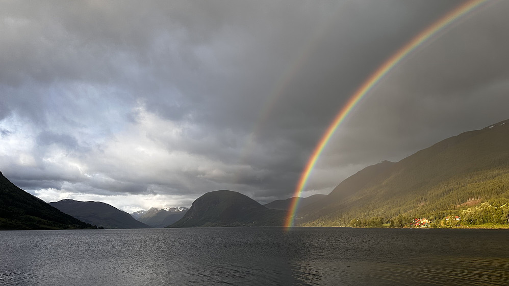 Regnbuen var utruleg fin heime igjen i Sanddalen 