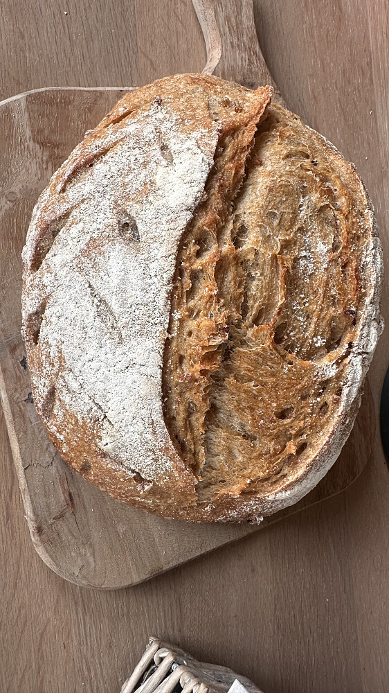 Etter tur innom Bakeriet på Lom , dagen i forkant. Så  smakte det himmelsk med skiver og brunost til lunsj før ein liten tur på Orkja. 