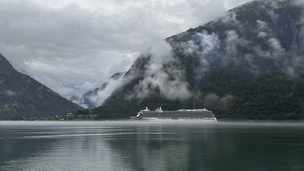 Cruiseskip i trange fjorder