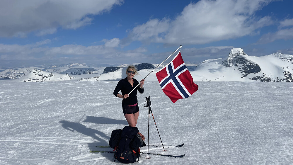 Rom & tid for å være nasjonalistisk i eit så vilt & vakkert naturområde! Stas å vite at SOS Jostedalsbreen ligg i hjertet til mange!