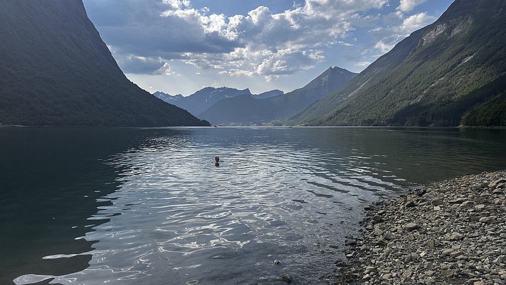 Varmt og ein fantastisk tur måtte berre avsluttes i fjorden med eit hærleg bad! 