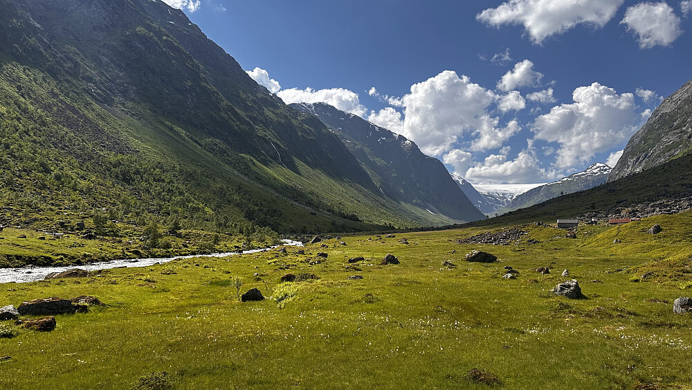 Eit langt dalføre inn mot støylane.