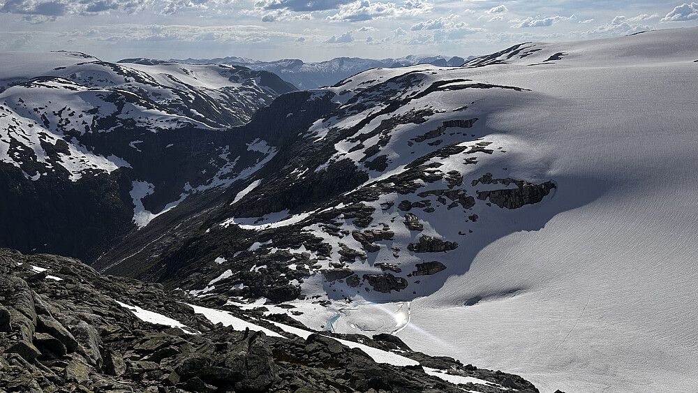 Ned mot skaret ved Kvitlabreen og ifrå ryggen på Eldedalsbreen