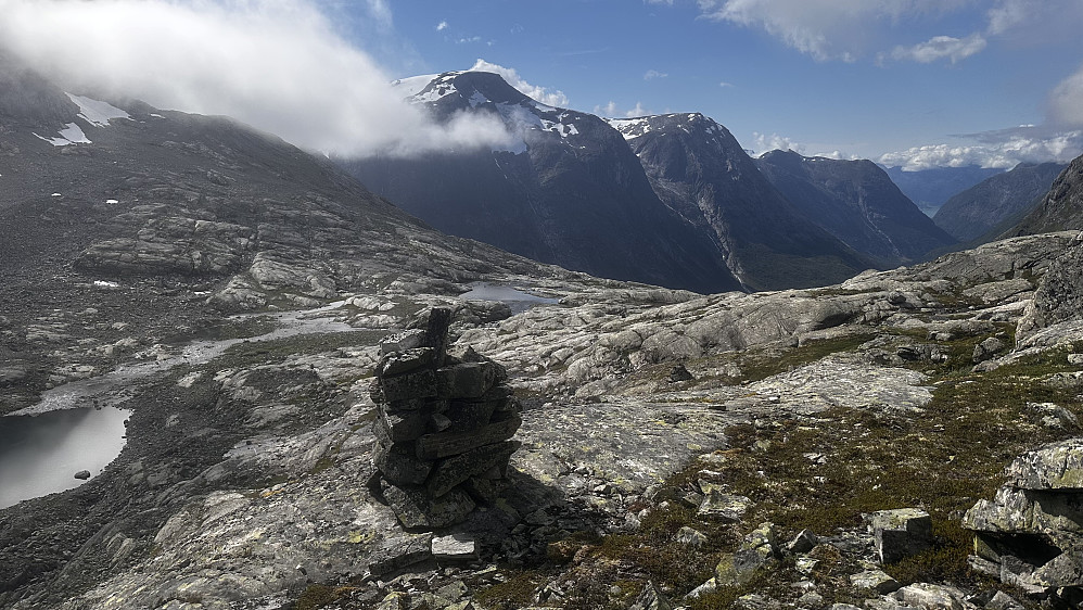 Varder er solide ledemerker ned mot Sunndalen over hamrane!