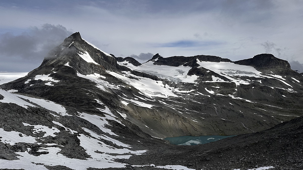 Ifrå toppen av Surtningstinden 1997 moh mot majestetisk Storebjørn 2222 moh Stas å sjå fjellrekka ifrå denne kanten også.