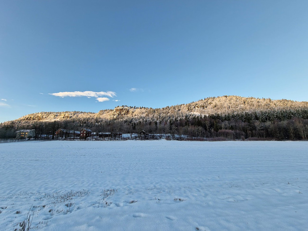 Solen skinner på Kolsås i snødrakt