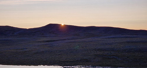 Kl 05:11 på mandag. Sola bryter over Heggeberget