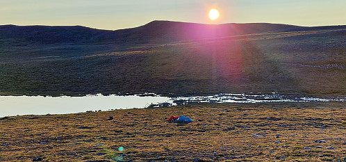 Kl 05:40 på mandag. Sola når campen