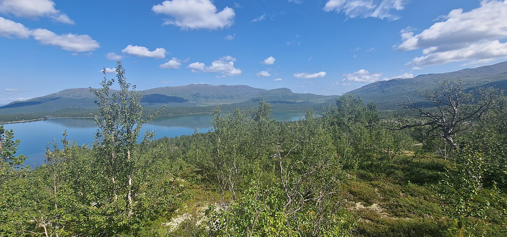Ut over Nedre Sjodalsvatnet