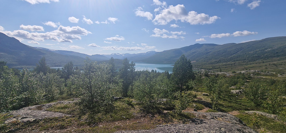 Ut over Øvre Sjodalsvatnet