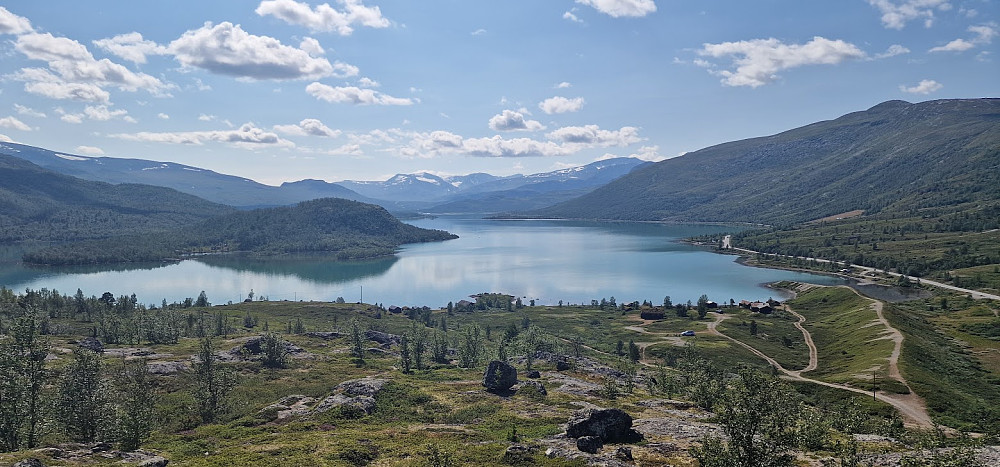 Ut over Øvre Sjodalsvatnet