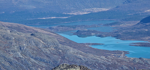 Zoomet bilde mot hytta. Stille vann