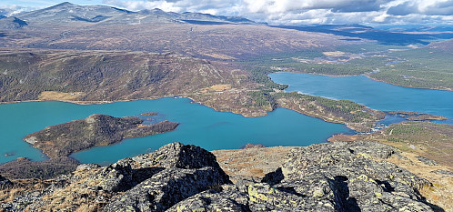 Svartberget som "henger" over Øvre Sjodalsvatn