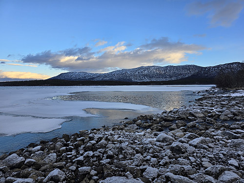 Åpen i osen ved Nedre Sjodalsvatn