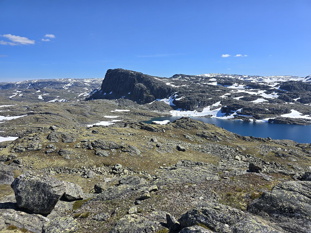 Ljøtebotnberget med Hallingskarvet i bakgrunnen