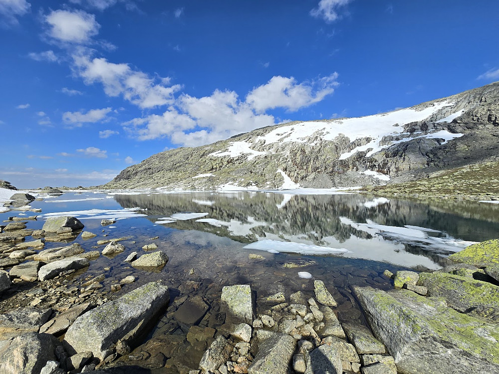 Øvre Folarskardstjern. Der jeg begynte å se etter hvor jeg skulle gå opp