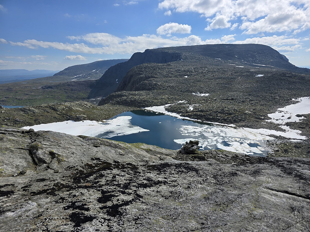 Greit å etterhvert kunne se ned på Øvre Folarskardstjern. 