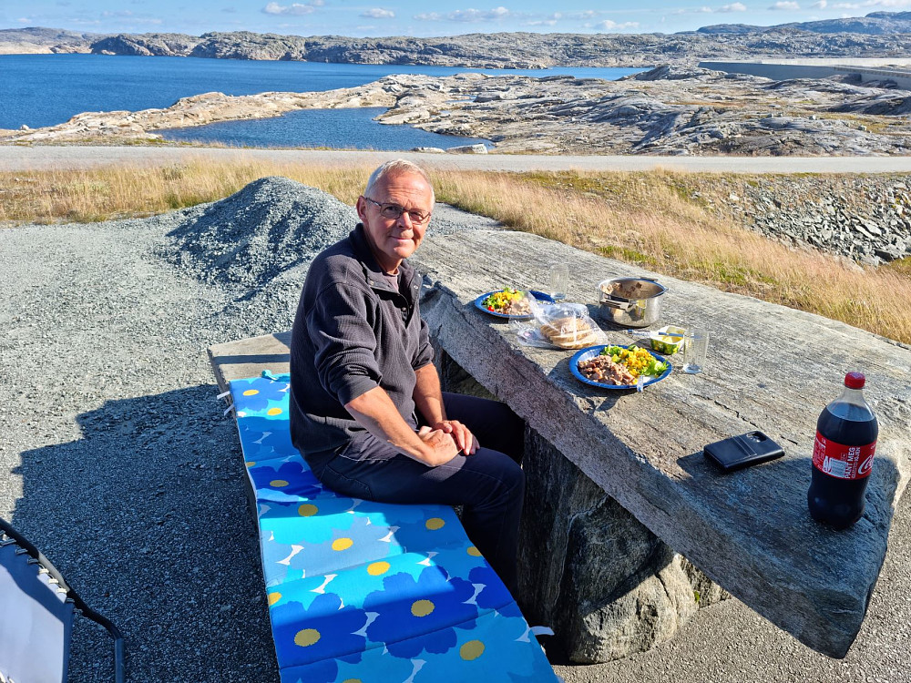 Middag på utsiden av bobilen