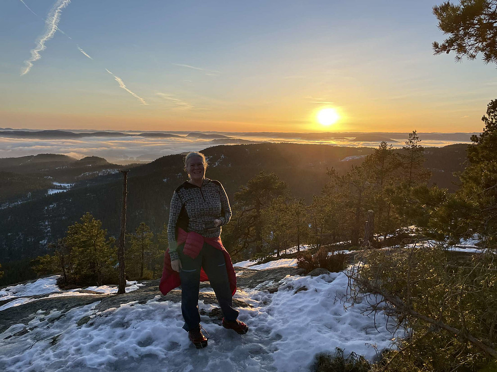 Lav sol og tåke under oss. 